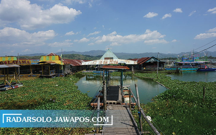 AKAN DITATA: Sejumlah warung apung di Rowo Jombor, Desa Krakitan, Kecamatan Bayat yang masih beroperasi. (ANGGA PURENDA/RADAR SOLO)