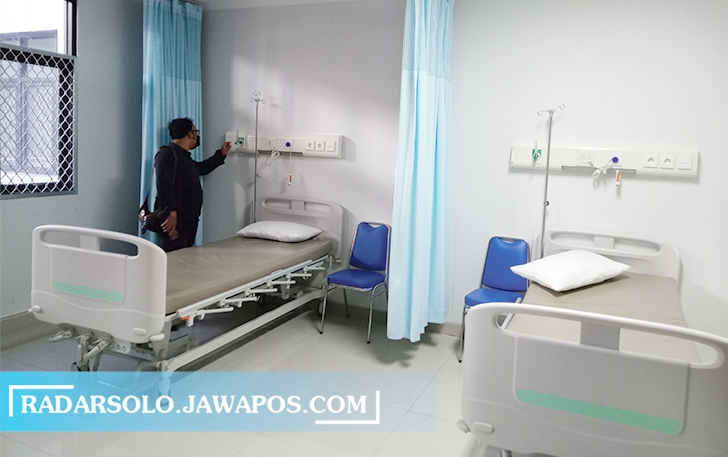 KOSONG: Kondisi ruang rawat inap khusus pasien Covid-19 di RSUD Bung Karno kosong tanpa pasien, Kamis (16/9).  (DAMIANUS BRAM/RADAR SOLO)