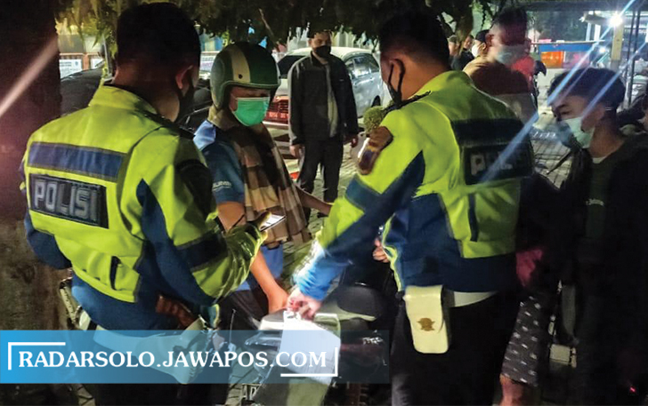TEGAS: Satlantas Polres Sragen tindak puluhan motor dengan knalpot brong. (AHMAD KHAIRUDIN/RADAR SOLO)