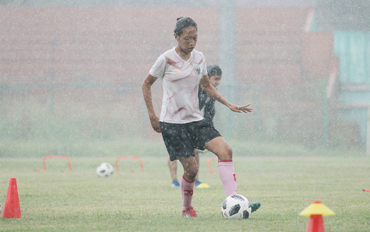 BASAH KUYUP: Striker Putri Surakarta Sela Seviany TC di timnas wanita di Stadion Mini Cibinong, Kabupaten Bogor. (ISTIMEWA)