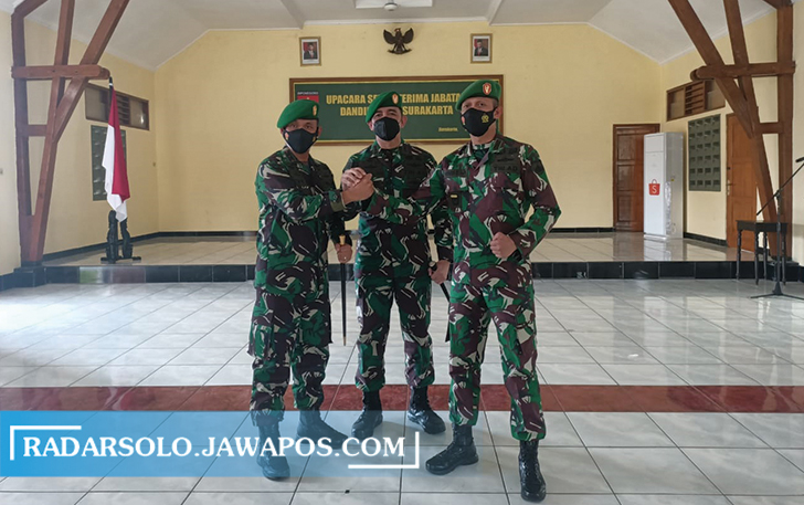 PENYEGARAN: Dari kiri, dandim baru Letkol Inf Devy Kristiono, Danrem Kol Inf Rudy Saladin, dan Letkol Wiyata S Aji, kemarin (7/9).  (A CHRSTIAN/RADAR SOLO)