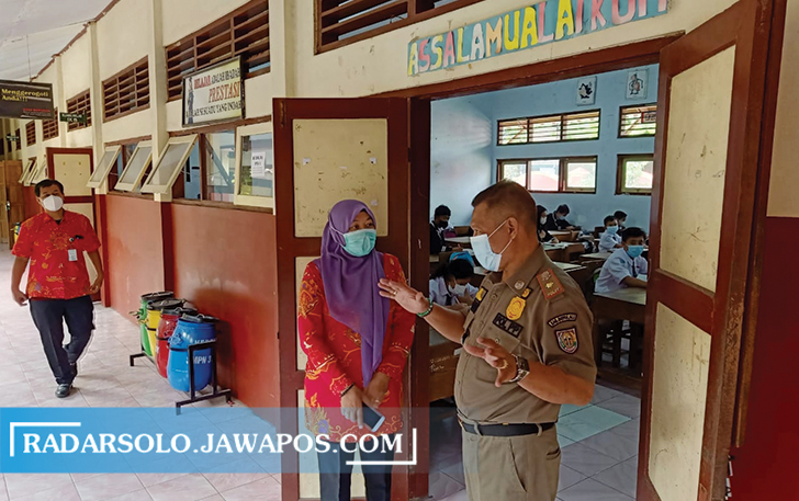 PROKES KETAT: Satpol PP sidak pembelajaran tatap muka SMK Karya Nugraha Boyolali kota, Selasa (21/9) kemarin. (RAGIL LISTIYO/RADAR SOLO)