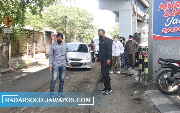 PENGAWASAN: Komisi III DPRD Surakarta melihat perbaikan Jalan Setia Budi kemarin (15/9). (A. CHRISTIAN/RADAR SOLO)