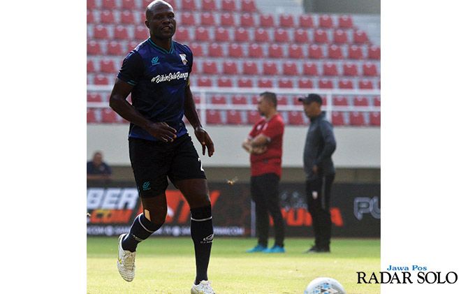 Kapten Persis Solo Bruno Casimir saat berlatih di Stadion Manahan, belum lama ini.