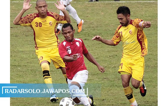 Laga Persis Solo (jersey merah) melawan Sriwijaya FC di Stadion Manahan, 2012 silam.