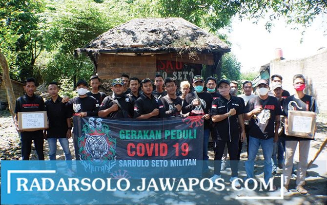 BAKSOS: Kelompok Pencak Silat Sardulo Seto (SS) Militan membagikan paket sembako kepada warga kurang mampu, Sabtu (16/5).