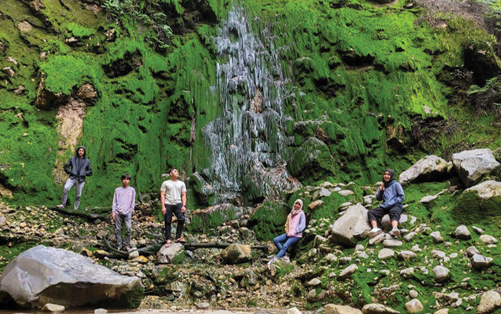 JANGAN DIRUSAK: Keindahan air terjun Studio Alam di jalur pendakian Gunung Lawu via Cemoro Kandang, Tawangmangu. (DOK RISKY MUSTIKA AJENG MARADINTA)
