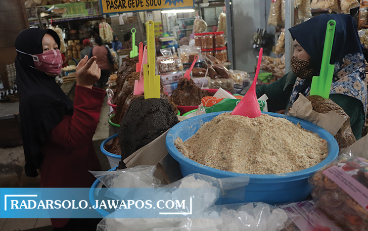 PROKES KETAT: Suasana transaksi antara pembeli dan pedagang di Pasar Gede, kemarin (5/9). (M. IHSAN/RADAR SOLO)