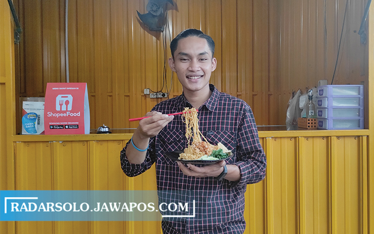 Muhammad Alfied Pandam Pamungkas pemilik Mie Ayam Goreng. (SEPTINA FADYA/RADAR SOLO)
