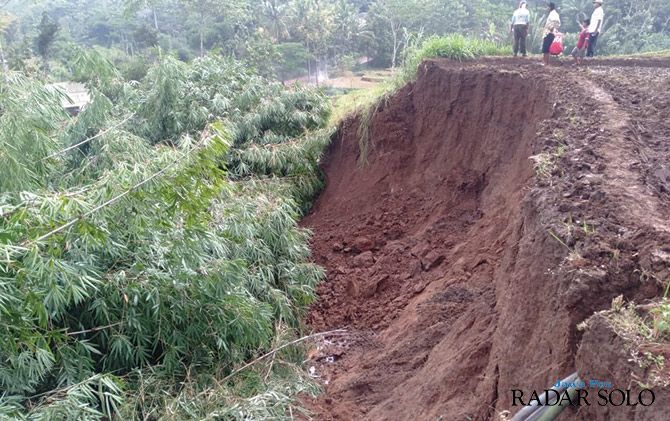 Longsor yang menerjang lahan sawah di perbatasan Nungkulan, Girimarto dan Giriyoso, Jatipurno.