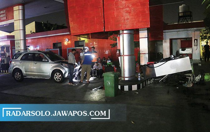 Mobil Daihatsu Terios milik pelaku menabrak dispenser BBM hingga ambruk dan sepeda motor di SPBU milik wawali Jalan Bhayangkara, Solo, kemarin (22/6).