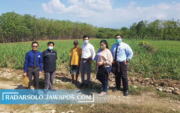 LBH Mawar Saron Surakarta mendampingi Nyamin untuk mendapatkan kembali tanah warisan dari orang tua mereka. (AHMAD K/RADAR SOLO)
