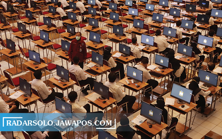 BERSAING KETAT: Peserta tes CAT CASN dari delapan daerah di Jateng mengerjakan ujian di Auditorium UNS kemarin (15/9). (M. IHSAN/RADAR SOLO)