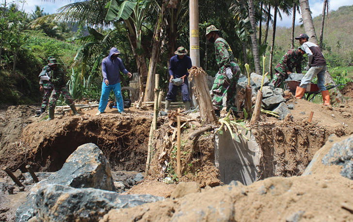 GOTONG ROYONG: Kegiatan Pra TMMD di Desa Lemahbang, Kecamatan Kismantoro. (KODIM 0728/WONOGIRI FOR RADAR SOLO)