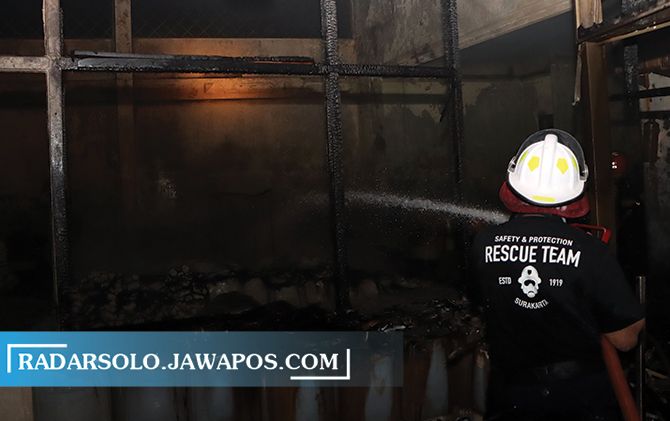 Petugas pemadam kebakaran memadamkan api di toko distributor bahan kimia yang dilalap si jago merah, Rabu (15/7) malam.