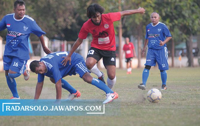 Striker Persija Glory 2001 Budi Sudarsono dikawal pemain Solo Allstar di laga uji coba di Lapangan Banyuanyar, Sabtu (8/8).