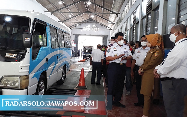 INOVASI: Bupati Sukoharjo Etik Suryani didampingi Kepala Dishub Toni Sribuntoro cek pelayanan uji Kir di gedung uji kir, Senin (27/9). (IWAN KAWUL/RADAR SOLO)