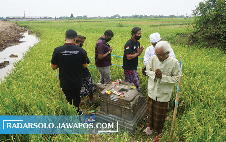 TERDAMPAK TOL: Umat Hindu asal Kecamatan Polanharjo sembahyang di sekitar yoni Desa Keprabon, Polanharjo. (ANGGA PURENDA/RADAR SOLO)
