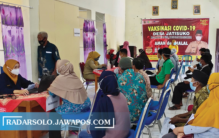 KEJAR HERD IMMUNITY: Penyaluran vaksin terhadap perangkat dan kepala desa di wilayah Jatipuro. (RUDI HARTONO/RADAR SOLO)