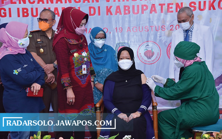 PANTAUAN: Bupati Sukoharjo Etik Suryani cek vaksinasi ibu hamil di RSUD Ir Soekarno belum lama ini. (IWAN KAWUL/RADAR SOLO)