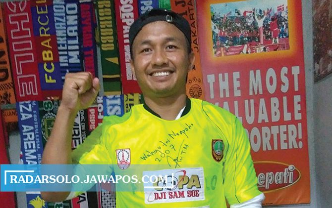 LEGENDA: Wahyu Tri Nugroho mengenakan jersey Persis musim 2007 yang dihibahkan ke Museum Titik Nol Pasoepati, Rabu (22/7)