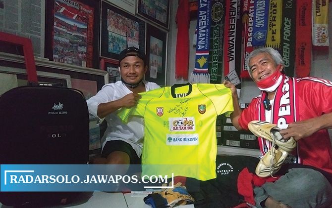 MEMORABILIA: Wahyu Tri Nugroho menunjukkan koleksi miliknya saat membela Persis yang dihibahkan di Museum Titik Nol Pasoepati, Rabu pagi (22/7).