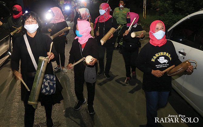 Warga berkeliling kampung sambil memukul kentongan dalam giat ronda malam belum lama ini.