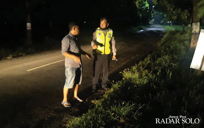 Korban perampokan menunjukkan lokasi dia dirampok komplotan bermobil.