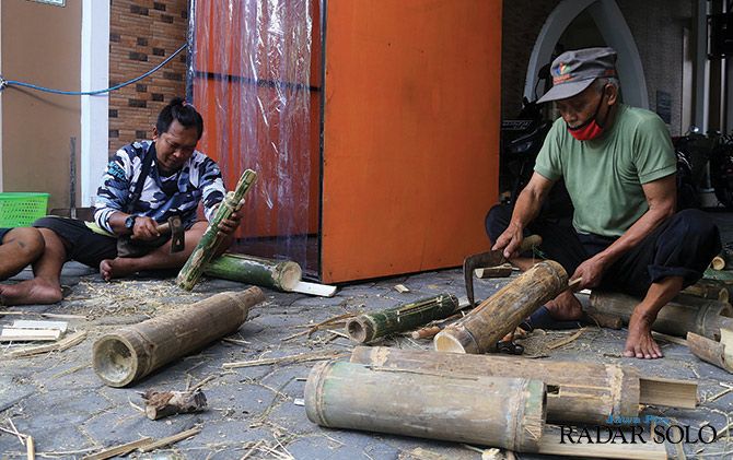 Warga RW 06 Kelurahan Tipes tengah menyelesaikan kentongan yang nantinya akan dibagikan ke masyarakat sekitar.