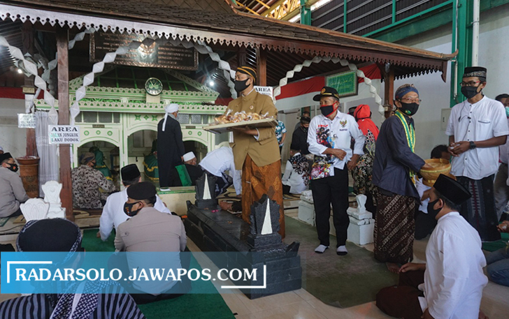 Kegiatan tahlil, doa bersama dan pembagian apem di kompleks Makam Kiai Ageng Gribig Jatinom, tahun lalu. (ANGGA P/RADAR SOLO)