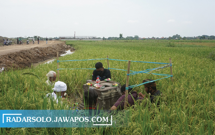 PASRAH: Umat Hindu asal Kecamatan Polanharjo sembahyang di sekitar yoni yang hendak di lintasi Jalan Tol Solo-Jogja Minggu (26/9) kemarin. (ANGGA PURENDA/RADAR SOLO)