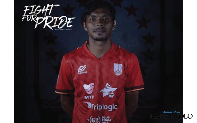 Winger Persis Nanang Asripin mengenakan jersey pramusim buatan apparel DJ Sport.