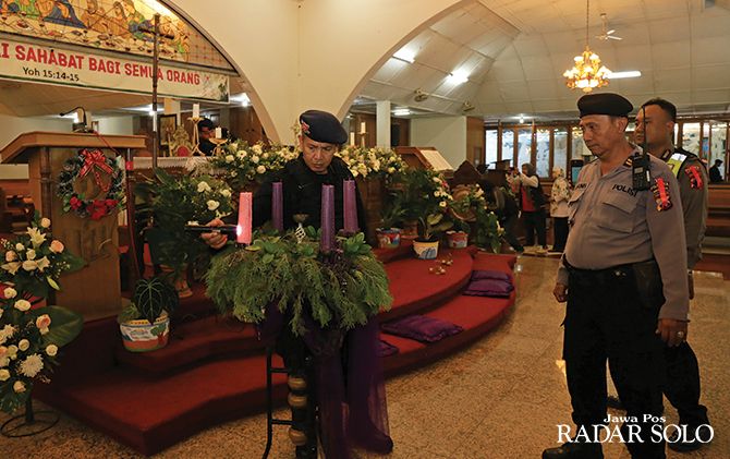 Polisi menyisir gereja-gereja di wilayah Solo untuk memastikan keamanan jelang Natal, kemarin (23/12)