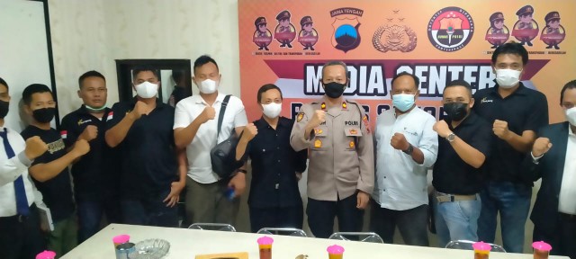SEPAKAT: Di mediasi Polres Sukoharjo, PSHT Parluh 16 dan PSHT 17 sepakat untuk menjaga kondusifitas dan keamanan di masa pandemi. (IWAN KAWUL/RADAR SOLO)
