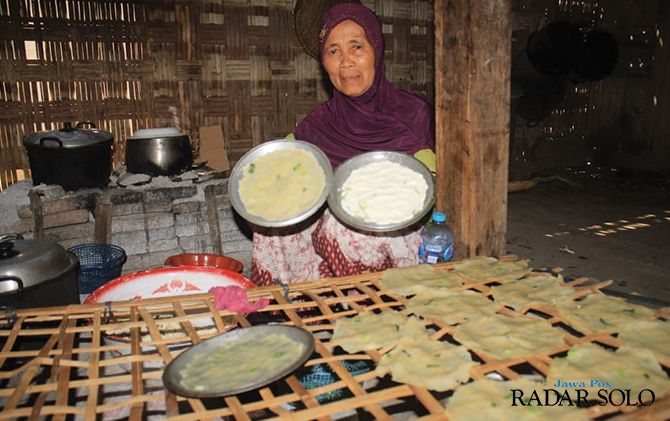 Rinem membuat keripik singkong di dapur rumahnya kemarin.