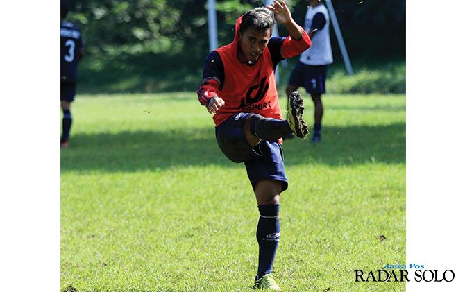 Winger Persis Solo Gufroni Al Maruf saat sesi latihan di Lapangan Klumprit, Mojolaban, Sukoharjo, kemarin (2/3).