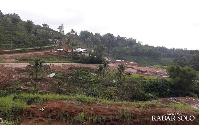 TAHAP GANTI RUGI: Lokasi pembangunan Waduk Jlantah di Desa Tlobo, Kecamatan Jatiyoso mulai dikeruk. Inset, warga menandatangani ganti rugi.