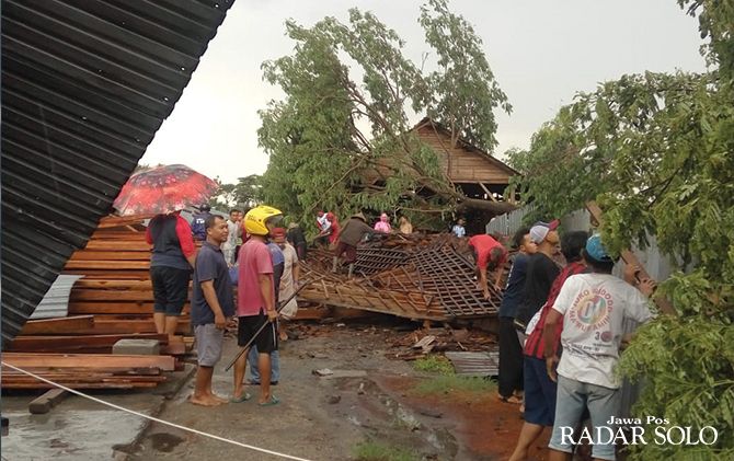 EVAKUASI: Bangunan roboh tertimpa pohon yang tumbang di Kecamatan Trucuk, Klaten kemarin. Foto atas, pohon tumbang di Umbul Pengging, Banyudono, Boyolali.