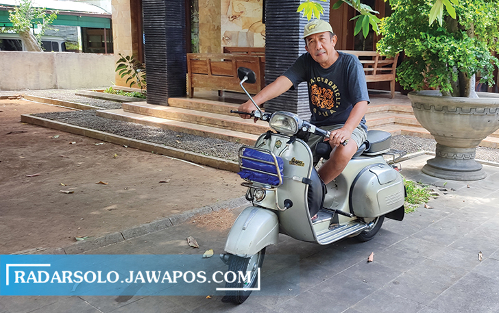 MENIKMATI MASA TUA: Agus Fatchurrahman mengendarai skuter di halaman rumahnya. Setelah tak aktif berpolitik, mantan bupati Sragen ini lebih banyak menjalani hobi touring. (AHMAD KHAIRUDIN/RADAR SOLO)