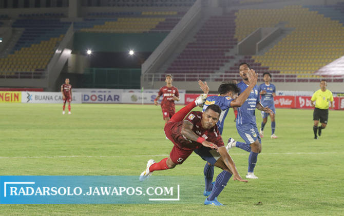 TARGETMAN: Striker Persis Solo Alberto “Beto” Goncalves (kiri) terjungkal setelah diterjang pemain PSIM Jogja dalam lanjutan penyisihan Grup C Liga 2 di Stadion Manahan, Selasa (12/10). (M. IHSAN/RADAR SOLO)
