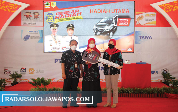 SIMBOLIS: Bupati Wonogiri Joko Sutopo (kiri) serahkan hadiah mobil kepada perwakilan Kantor Pusat Operasional PT BPR BKK Wonogiri (Perseroda) di Pendapa Rumdin Bupati Wonogiri, kemarin (15/10). (IWAN ADI LUHUNG/RADAR SOLO)