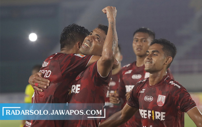 CEDERA RINGAN: Alberto “Beto” Goncalves (tengah) dipeluk Ferdinand Sinaga usai menjebol gawang Hizbul Wathan FC di Stadion Manahan, Senin (18/10). (M. IHSAN/RADAR SOLO)