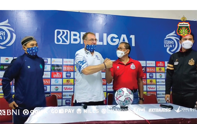 COO Bhayangkara FC Sumardji dan pelatih Persib Robert Rene Alberts. (ISTIMEWA)