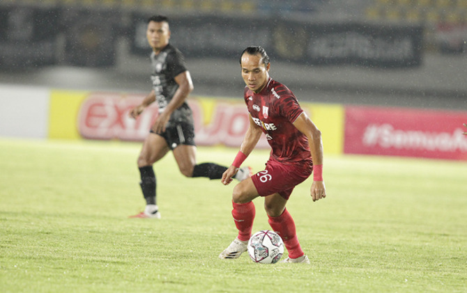 TANGGUH: Centerback Persis Solo Rian Miziar dalam laga melawan PSG Pati di Stadion Manahan, 26 September lalu. Dia dan rekan-rekan siap menghadapi PSCS Cilacap. (ISTIMEWA)