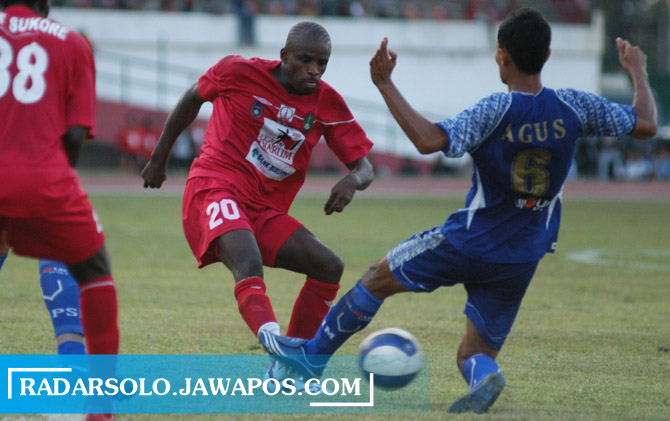 Striker Persis Solo Greg Nwokolo (kiri) saat melawan PSIM Jogja di Stadion Manahan, 2007 silam. (DOK. RADAR SOLO)