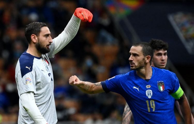 Jika Gianluigi Donnarumma (kiri) diteror Milanisti di San Siro kemarin (7/10), Leonardo Bonucci menerima kartu merah. ( FRANCK FIFE/AFP )