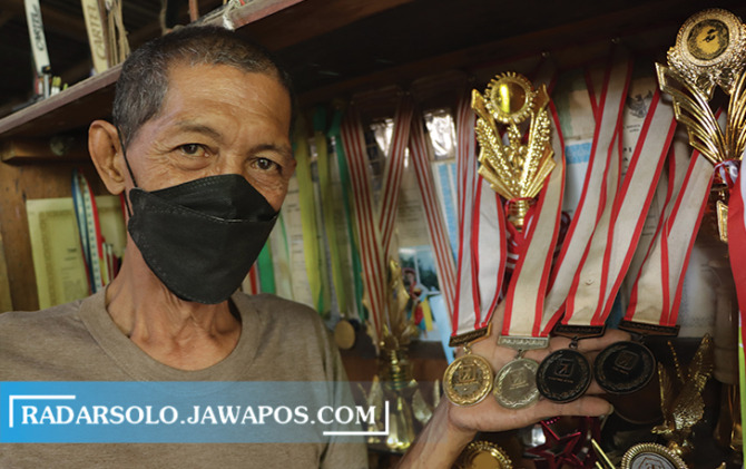 BERPRESTASI: Medali yang pernah diraih Eddy Roostopo saat menjadi atlet panahan. (M. IHSAN/RADAR SOLO)