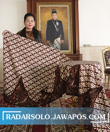 INDAH: Gusti Kanjeng Ratu Pakoe Boewono tunjukkan batik motif parang gunung sari hasil karyanya yang dibuat khusus untuk PB XIII Hangabehi, Jumat (1/10) kemarin. (M. IHSAN/RADAR SOLO)