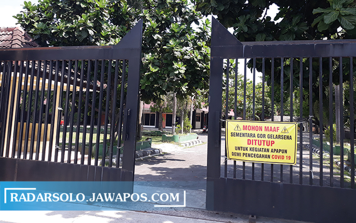 LENGANG: Suasana di gerbang GOR Gelarsena Klaten, kemarin (3/10). (ANGGA PURENDA/RADAR SOLO)