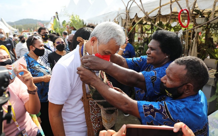 Gubernur Jateng Ganjar Pranowo banyak mendapat hadiah noken dari masyarakat Papua.